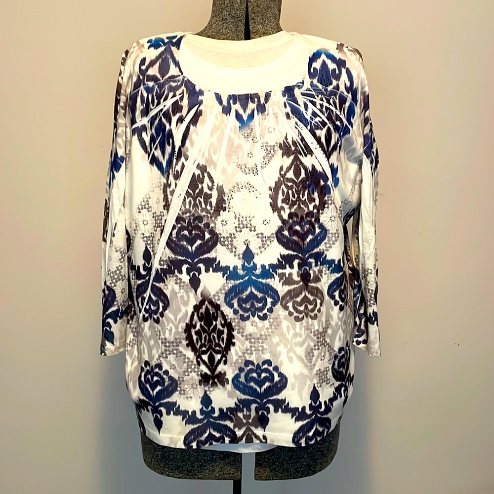 Top. Chico’s. Size 2. Blue multicolored. Never worn. Excellent condition.